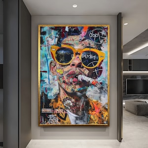 Op de afbeelding: Een kleurrijk abstract schilderij van een persoon met een gele zonnebril en een geel shirt. De persoon rookt een sigaret en heeft veel graffiti-achtige markeringen op zijn gezicht en lichaam. Het schilderij heeft een blauw, groen en geel kleurenschema.