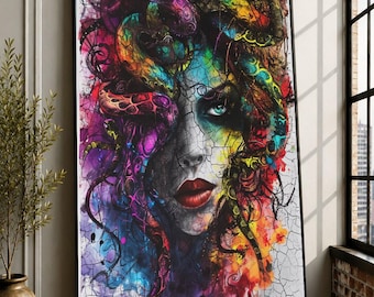 Könnte beinhalten: Ein rechteckiger Wandkunstdruck, der das Porträt einer Person mit Schlangen als Haar zeigt. Das Kunstwerk verwendet einen lebendigen, mehrfarbigen Aquarellstil mit einer schwarzen Riss-Textur-Überlagerung. Das Gesicht ist teilweise graustufig.