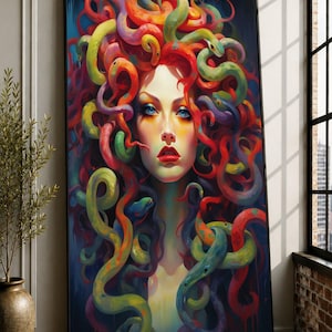 Pode incluir: Uma impressão de arte de parede retangular apresentando um retrato vibrante e colorido de uma figura com cabelo vermelho brilhante e numerosas cobras entrelaçadas em tons de verde, laranja e roxo, com olhos azuis e lábios vermelhos.
