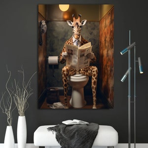 K&ouml;nnte beinhalten: Eine Giraffe in Anzug und Krawatte sitzt auf einer Toilette in einem Badezimmer und liest eine Zeitung. Das Badezimmer hat eine braune und goldene Tapete mit Muster.