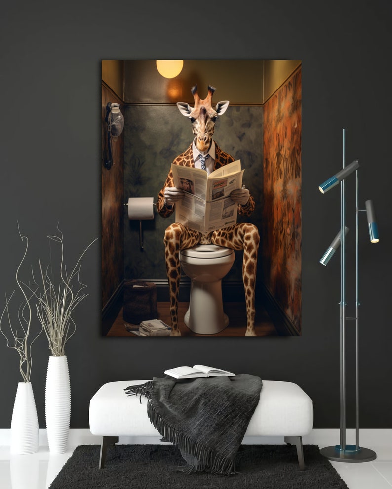 K&ouml;nnte beinhalten: Eine Giraffe in Anzug und Krawatte sitzt auf einer Toilette in einem Badezimmer und liest eine Zeitung. Das Badezimmer hat eine braune und goldene Tapete mit Muster.