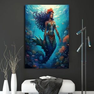 Puede incluir: Una sirena con el pelo largo y oscuro y una corona de flores naranja nada en un oc&eacute;ano azul. Lleva un top y una cola de escamas verdes y azules. El oc&eacute;ano est&aacute; lleno de corales y peces.