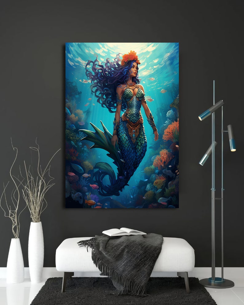 Puede incluir: Una sirena con el pelo largo y oscuro y una corona de flores naranja nada en un oc&eacute;ano azul. Lleva un top y una cola de escamas verdes y azules. El oc&eacute;ano est&aacute; lleno de corales y peces.