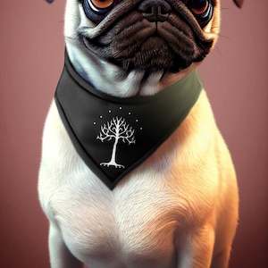 Könnte beinhalten: Ein Mops, der ein schwarzes Bandana mit einem weißen Baum- und Sternendesign trägt. Der Hund hat braune Augen und ein hellbraunes und weißes Fell.