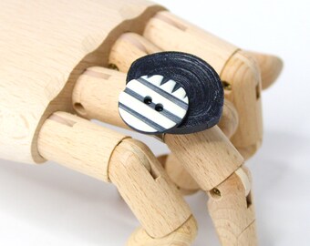 Bague noire et blanche, bague en papier, bague faite à la main, grande bague réglable, bague asymétrique, bague épaisse en queue d’ard, bague moderne unique