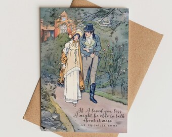 Może przedstawiać: Kartka okolicznościowa z ilustracją w stylu vintage przedstawiającą spacerującą parę. Mężczyzna ma na sobie cylinder i płaszcz, kobieta kapelusz i suknię. Tekst brzmi: "Gdybym kochał cię mniej, mógłbym o tym więcej mówić - Mr. Knightley, Emma." Karta jest na brązowej kopercie.