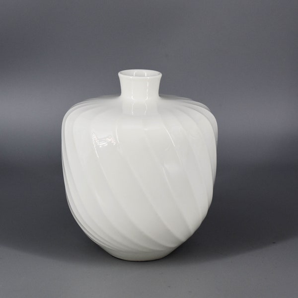 KPM Berlin Alibaba Trude Petri Design weißes Porzellan Tisch- Blumen- Vase mit Rippen  20.Jh   H17cm