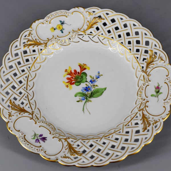 talerz z misnienskiej porcelany recznie malowany kwiatowym wzorem