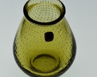 Harrachov Bohemia designvaas van geelgroen glas, jaren 70, Sommerso glaskunst, Bullicante Bubble, gecontroleerde luchtbellen, MCM, H17,5 cm