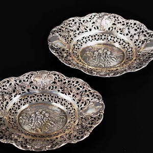 1 av 2 skålar i massivt 800 silver, ovala, genombrutna, reliefputtadekorationer, L19,5 cm, 128 g