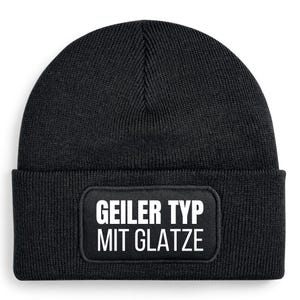Könnte beinhalten: Schwarze Mütze mit einem weißen Aufnäher, auf dem "GEILER TYP MIT GLATZE" steht.