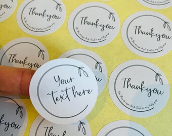 以下が含まれることがあります： 黒い文字と葉のデザインが入った白い丸いステッカー。「Thank you」という文字が筆記体で書かれており、下に小さなテキスト行があります。1つのステッカーには「Your Text here」と書かれています。黄色の背景です。
