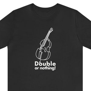Puede incluir: Camiseta negra con un contorno blanco de un contrabajo y el texto "Doble o nada!"