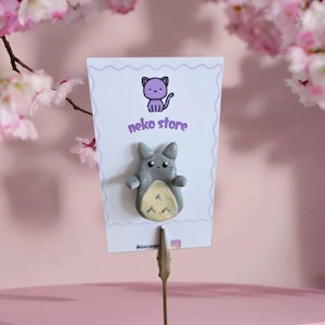 Totoro-Telefonzubehör-Set | Staubschutzstecker-Anhänger, Schlüsselanhänger aus Ton und Shaker | Niedlicher handgefertigter Totoro aus Ton (Grau und Pink)