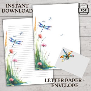 Puede incluir: Conjunto de papelería imprimible con un diseño de libélula y flores. El conjunto incluye papel de carta y un sobre. El papel de carta tiene espacio de escritura con líneas y el sobre tiene un diseño de libélula.
