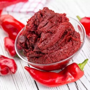 Bio-Paprika-Paste, Hausgemachte reine Paprikapaste, Dorfprodukt authentische Lebensmittel, traditionelle und Gourmet-Paprika-Geschmack