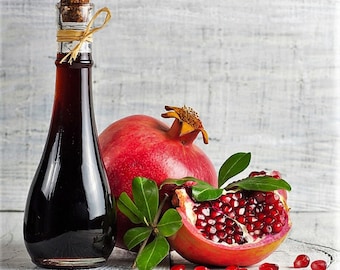 Salsa agria de granada orgánica, agria de granada casera sin aditivos, alimentos auténticos de productos del pueblo, sabor agrio tradicional y gourmet
