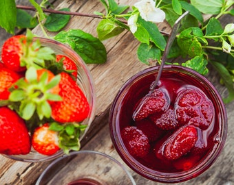 Biologische aardbeienjam, zelfgemaakte aardbeienjam zonder toevoegingen, authentiek dorpsproduct, aardbeienjam met traditionele en gastronomische smaak