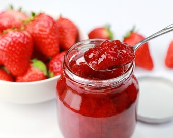 Biologische lichte aardbeienjam, zelfgemaakte aardbeienjam zonder toevoegingen, authentiek dorpsproduct, jam met traditionele en gastronomische smaak