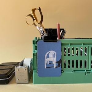 Mini tarjeta con diseño de silla de jardín: tarjeta de felicitación minimalista, encarte para regalo, postal de diseño, hecha a mano e ilustrada.