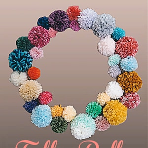 以下が含まれることがあります： ピンク、ブルー、グリーン、イエロー、オレンジ、ホワイトなど、さまざまな色合いのカラフルなポンポンでできたリース。ポンポンは円形に配置され、リースの下には「Fully Puffy」という文字が書かれています。