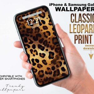 Pode incluir: Um smartphone exibindo um papel de parede com estampa de leopardo clássica. A tela do telefone mostra um padrão manchado marrom e preto. O texto na imagem diz "iPhone & Samsung Galaxy Wallpaper" e "Classic Leopard Print". A hora exibida é 12:21.