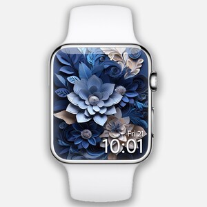Puede incluir: Un Apple Watch blanco con una caja plateada y una banda blanca. La esfera del reloj muestra un diseño floral azul y blanco con la hora 10:01 y el día "Fri 21".