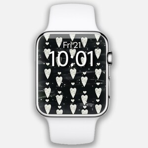 Könnte beinhalten: Eine weiße Apple Watch mit einem schwarzen Zifferblatt, das mit einem Muster aus weißen Herzen verziert ist und die Zeit "Fri 21 10:01" anzeigt.