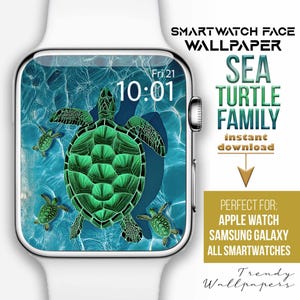 Può includere: Uno smartwatch con cinturino bianco mostra uno sfondo di famiglia di tartarughe marine. Il design presenta una grande tartaruga verde e tre tartarughe più piccole su uno sfondo di acqua blu. L'ora è 10:01 di venerdì 21. Il testo recita "SEA TURTLE FAMILY" e "download istantaneo".