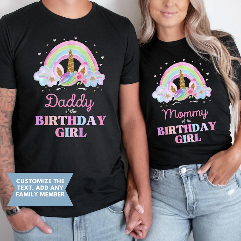 K&ouml;nnte beinhalten: Zwei schwarze T-Shirts mit einem Regenbogen- und Einhorn-Design. Der Text auf den Shirts lautet "Daddy of the Birthday Girl" und "Mommy of the Birthday Girl".