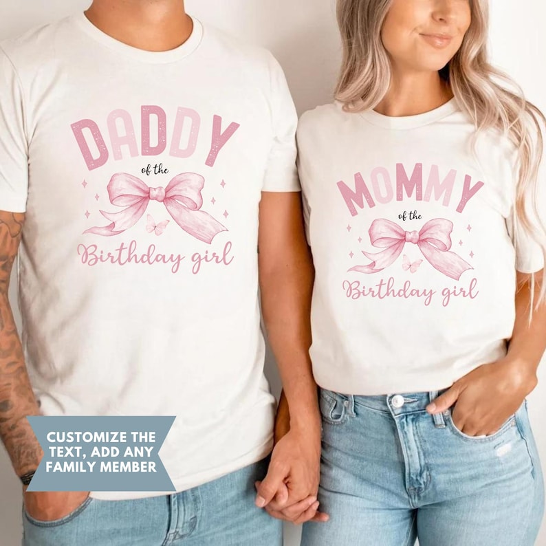 Puede incluir: Dos camisetas blancas con texto rosa y un dise&ntilde;o de lazo rosa. El texto de la primera camiseta dice "Daddy of the Birthday girl". El texto de la segunda camiseta dice "Mommy of the Birthday girl".