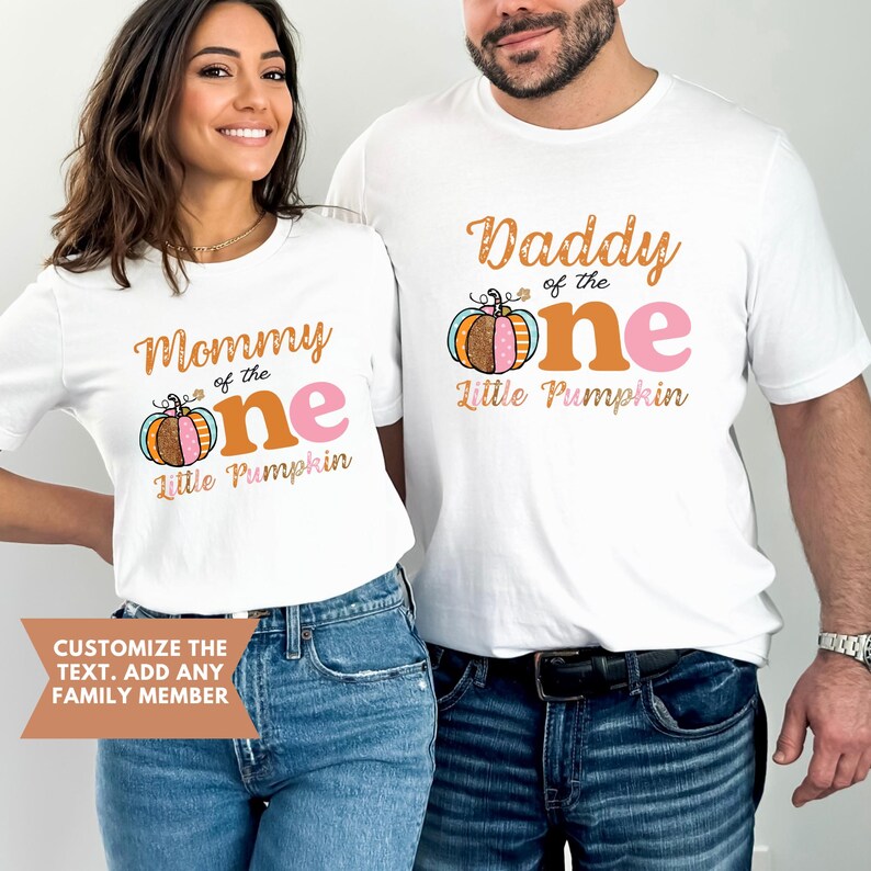 Puede incluir: Dos camisetas blancas con un dise&ntilde;o de calabaza y texto que dice "Mommy of the One Little Pumpkin" y "Daddy of the One Little Pumpkin".