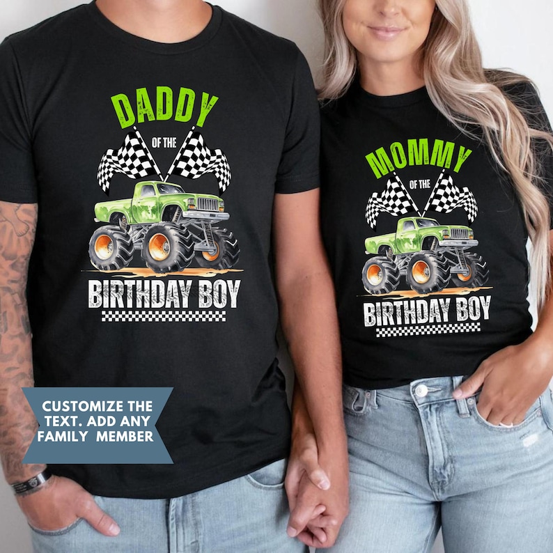 Puede incluir: Camisetas negras con un dise&ntilde;o de cami&oacute;n monstruo verde y el texto "DADDY of the BIRTHDAY BOY" y "MOMMY of the BIRTHDAY BOY". El dise&ntilde;o incluye banderas a cuadros y la opci&oacute;n de personalizar el texto.