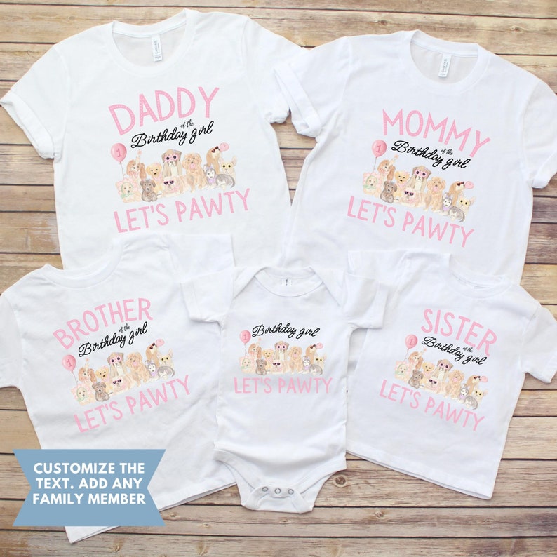 K&ouml;nnte beinhalten: Wei&szlig;e T-Shirts und ein Baby-Body mit rosa Text und einer Hundeillustration. Die Shirts tragen die Aufschrift "Daddy", "Mommy", "Brother" und "Sister" mit "Birthday girl" und "Let's Pawty". Der Body tr&auml;gt die Aufschrift "Birthday girl" und "Let's Pawty".