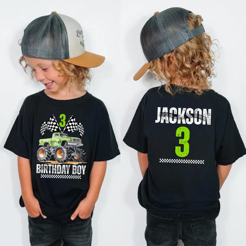 Puede incluir: Camiseta negra con un dise&ntilde;o de cami&oacute;n monstruo verde y el texto "3 BIRTHDAY BOY". La parte trasera de la camiseta tiene el nombre "JACKSON" y el n&uacute;mero "3". La camiseta la lleva un ni&ntilde;o.