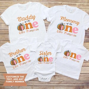 Puede incluir: Conjunto de cuatro camisetas blancas con un dise&ntilde;o de calabaza y el texto "Pap&aacute; del peque&ntilde;o calabac&iacute;n", "Mam&aacute; del peque&ntilde;o calabac&iacute;n", "Hermano del peque&ntilde;o calabac&iacute;n" y "Hermana del peque&ntilde;o calabac&iacute;n".