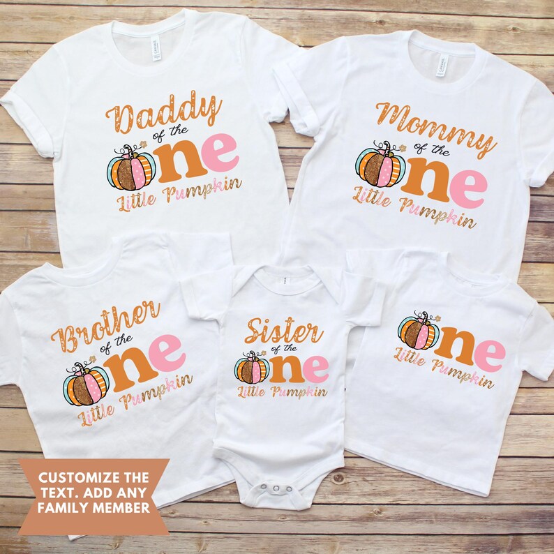 Puede incluir: Conjunto de cuatro camisetas blancas con un dise&ntilde;o de calabaza y el texto "Pap&aacute; del peque&ntilde;o calabac&iacute;n", "Mam&aacute; del peque&ntilde;o calabac&iacute;n", "Hermano del peque&ntilde;o calabac&iacute;n" y "Hermana del peque&ntilde;o calabac&iacute;n".