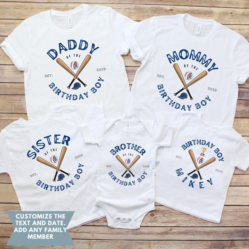 K&ouml;nnte beinhalten: Wei&szlig;e T-Shirts und ein Baby-Body mit Baseball-Motiven. Jedes Shirt zeigt gekreuzte Baseballschl&auml;ger und -b&auml;lle mit Texten wie "Daddy", "Mommy", "Sister", "Brother" und "Birthday Boy". Der Text "Customize the text and date. Add any family member" ist ebenfalls sichtbar.