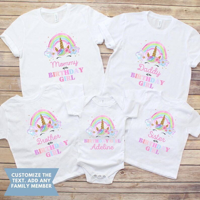 K&ouml;nnte beinhalten: Satz von f&uuml;nf wei&szlig;en T-Shirts mit einem Einhorn- und Regenbogen-Design. Die Shirts zeigen die Aufschriften "Mami des Geburtstagsm&auml;dchens", "Papa des Geburtstagsm&auml;dchens", "Bruder des Geburtstagsm&auml;dchens", "Geburtstagsm&auml;dchen Adeline" und "Schwester des Geburtstagsm&auml;dchens".