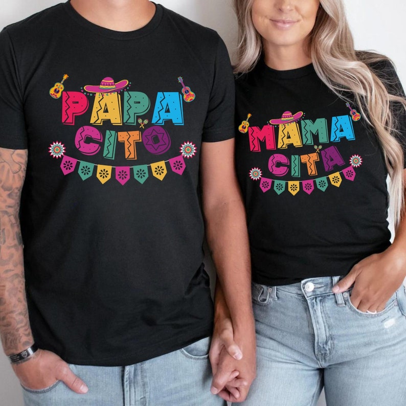 Peut inclure: Deux t-shirts noirs avec du texte et des graphismes color&eacute;s. Le premier t-shirt dit "Papa Cito" avec un sombrero et une guitare. Le deuxi&egrave;me t-shirt dit "Mama Cita" avec un sombrero et une guitare.