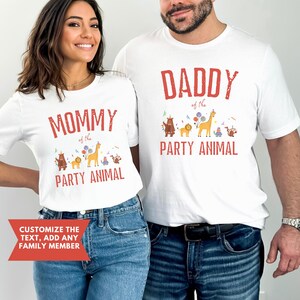 Peut inclure: T-shirts blancs avec texte rouge et graphiques d'animaux. L'un dit "MOMMY of the PARTY ANIMAL", l'autre "DADDY of the PARTY ANIMAL". Une banni&egrave;re rouge en bas dit "CUSTOMIZE THE TEXT, ADD ANY FAMILY MEMBER."