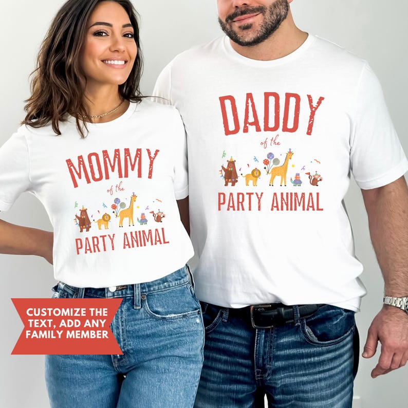 Peut inclure: T-shirts blancs avec texte rouge et graphiques d'animaux. L'un dit "MOMMY of the PARTY ANIMAL", l'autre "DADDY of the PARTY ANIMAL". Une banni&egrave;re rouge en bas dit "CUSTOMIZE THE TEXT, ADD ANY FAMILY MEMBER."
