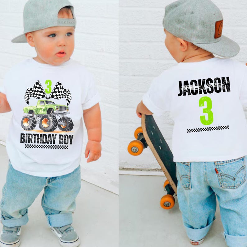 Puede incluir: Camiseta blanca con un gr&aacute;fico de cami&oacute;n monstruo verde, banderas a cuadros y el texto "BIRTHDAY BOY". El n&uacute;mero "3" aparece en la parte delantera y trasera, junto con el nombre "JACKSON" en la parte posterior. El ni&ntilde;o lleva vaqueros azules y una gorra de b&eacute;isbol gris.