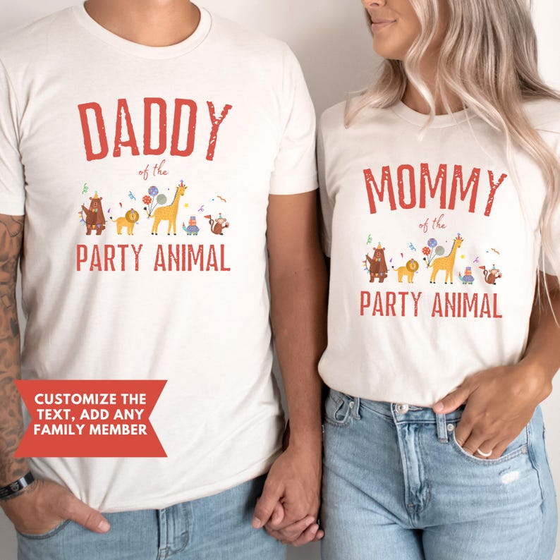 Peut inclure: Deux t-shirts blancs cass&eacute; assortis avec du texte rouge et des graphiques d'animaux. L'un dit "DADDY of the PARTY ANIMAL", l'autre "MOMMY of the PARTY ANIMAL". Les t-shirts ont une option de texte personnalisable.