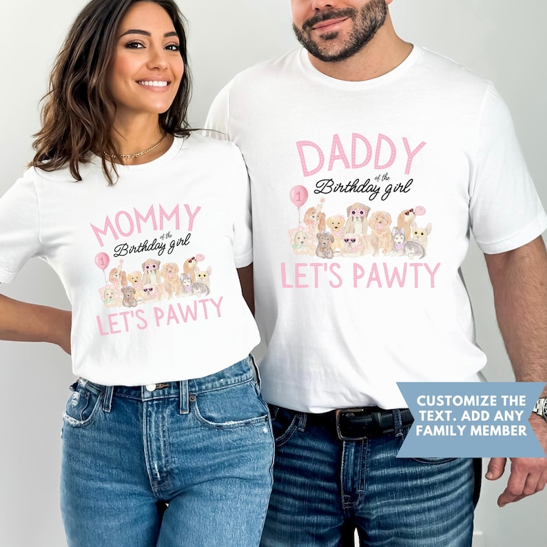 K&ouml;nnte beinhalten: Zwei wei&szlig;e T-Shirts mit rosa Text und Hundeillustrationen. Eines sagt "MOMMY of the Birthday girl LET'S PAWTY" und das andere "DADDY of the Birthday girl LET'S PAWTY". Die T-Shirts werden von zwei Personen getragen.