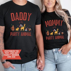 Peut inclure: T-shirts noirs avec le texte rouge "DADDY of the PARTY ANIMAL" et "MOMMY of the PARTY ANIMAL". Les chemises pr&eacute;sentent un graphisme color&eacute; d'animaux de dessins anim&eacute;s et de confettis. Une banni&egrave;re rouge en bas indique "CUSTOMIZE THE TEXT. ADD ANY FAMILY MEMBER AND AGE."