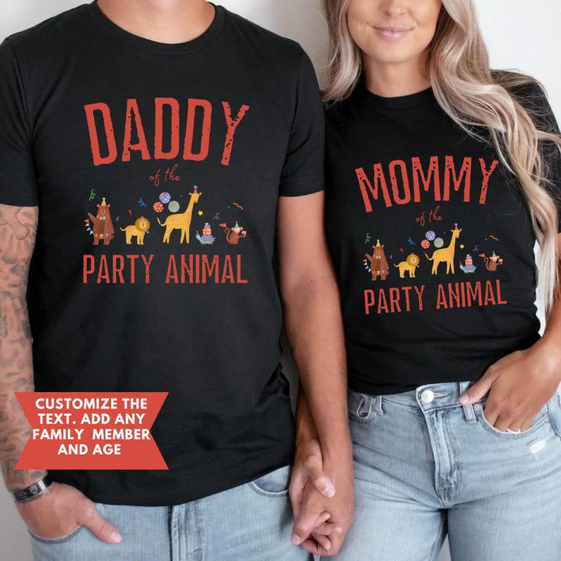 Peut inclure: T-shirts noirs avec le texte rouge "DADDY of the PARTY ANIMAL" et "MOMMY of the PARTY ANIMAL". Les chemises pr&eacute;sentent un graphisme color&eacute; d'animaux de dessins anim&eacute;s et de confettis. Une banni&egrave;re rouge en bas indique "CUSTOMIZE THE TEXT. ADD ANY FAMILY MEMBER AND AGE."