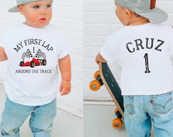 Camiseta de cumpleaños "Primera vuelta a la pista", camiseta personalizada para el primer cumpleaños, fiesta de cumpleaños con temática de coches de carreras, camisetas de cumpleaños familiares a juego con temática de coches.