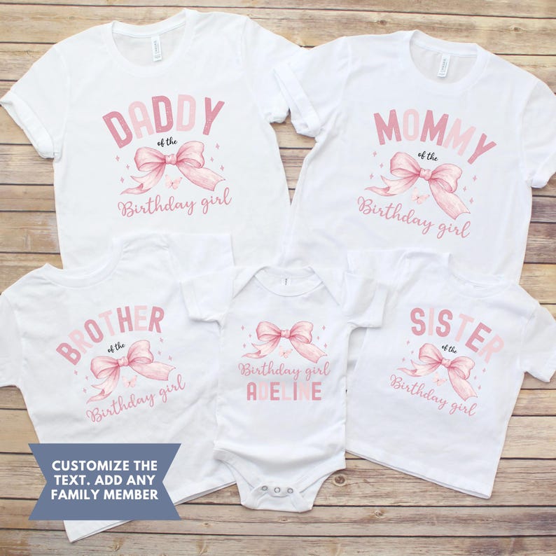 Puede incluir: Conjunto de cinco camisetas blancas con lazos rosas y texto. Las camisetas dicen "Pap&aacute; de la ni&ntilde;a de cumplea&ntilde;os", "Mam&aacute; de la ni&ntilde;a de cumplea&ntilde;os", "Hermano de la ni&ntilde;a de cumplea&ntilde;os", "Hermana de la ni&ntilde;a de cumplea&ntilde;os" y "Ni&ntilde;a de cumplea&ntilde;os ADELINE".