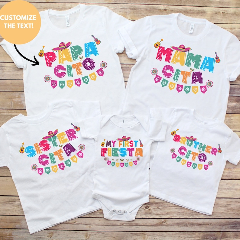 K&ouml;nnte beinhalten: F&uuml;nf wei&szlig;e T-Shirts mit buntem Text und Grafiken. Die Shirts sagen "Papa Cito", "Mama Cita", "Sister Cita", "My First Fiesta" und "Brother Cito".